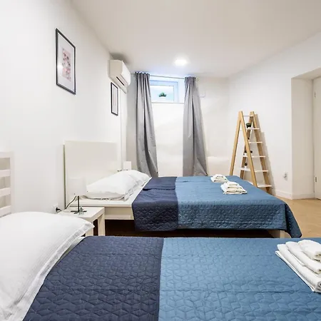 Zeus Downtown Apartment Split