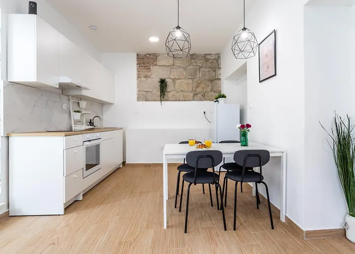 Zeus Downtown Apartment Split