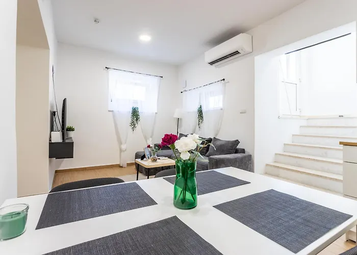 Zeus Downtown Apartment Split