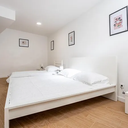 Zeus Apartment